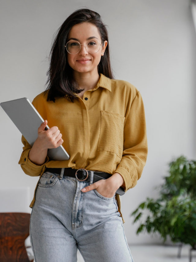 cropped young businesswoman posing with copy space
